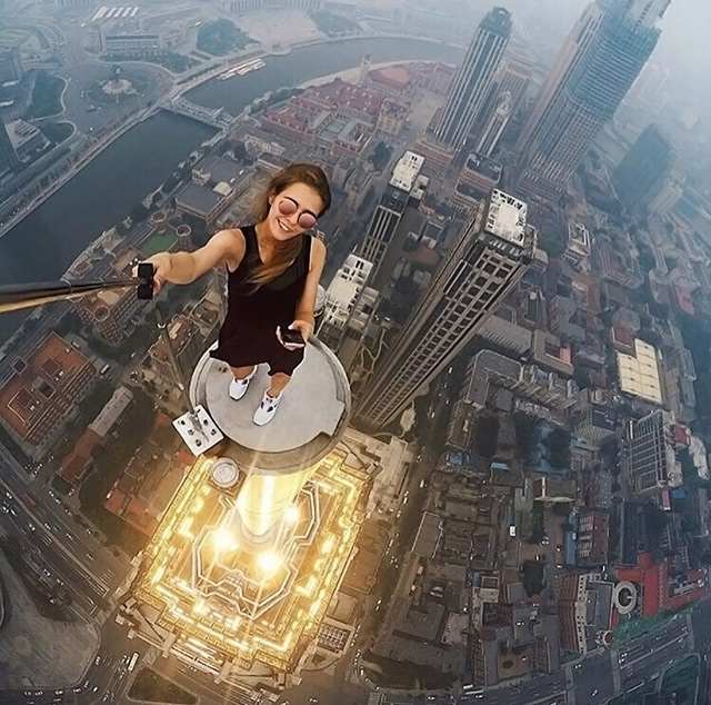 risky-dangerous-selfies-russia-angela-nikolau-thumb640.jpg