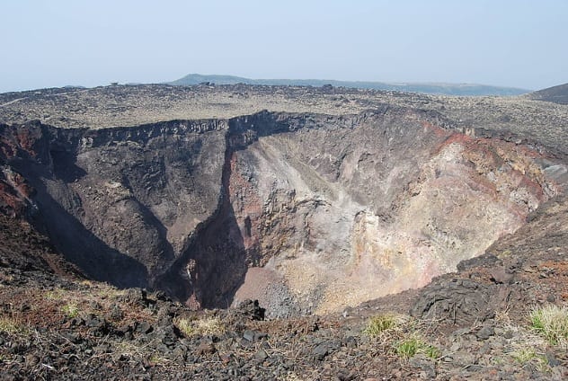 Mount-Mihara-crater.jpg