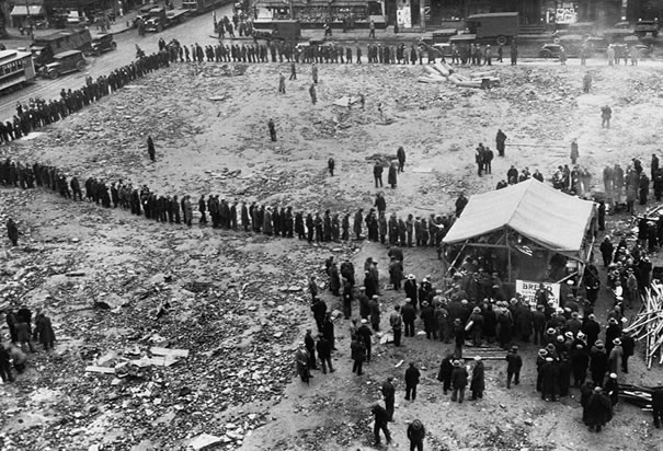 bread-line-in-depression-new-york.jpg