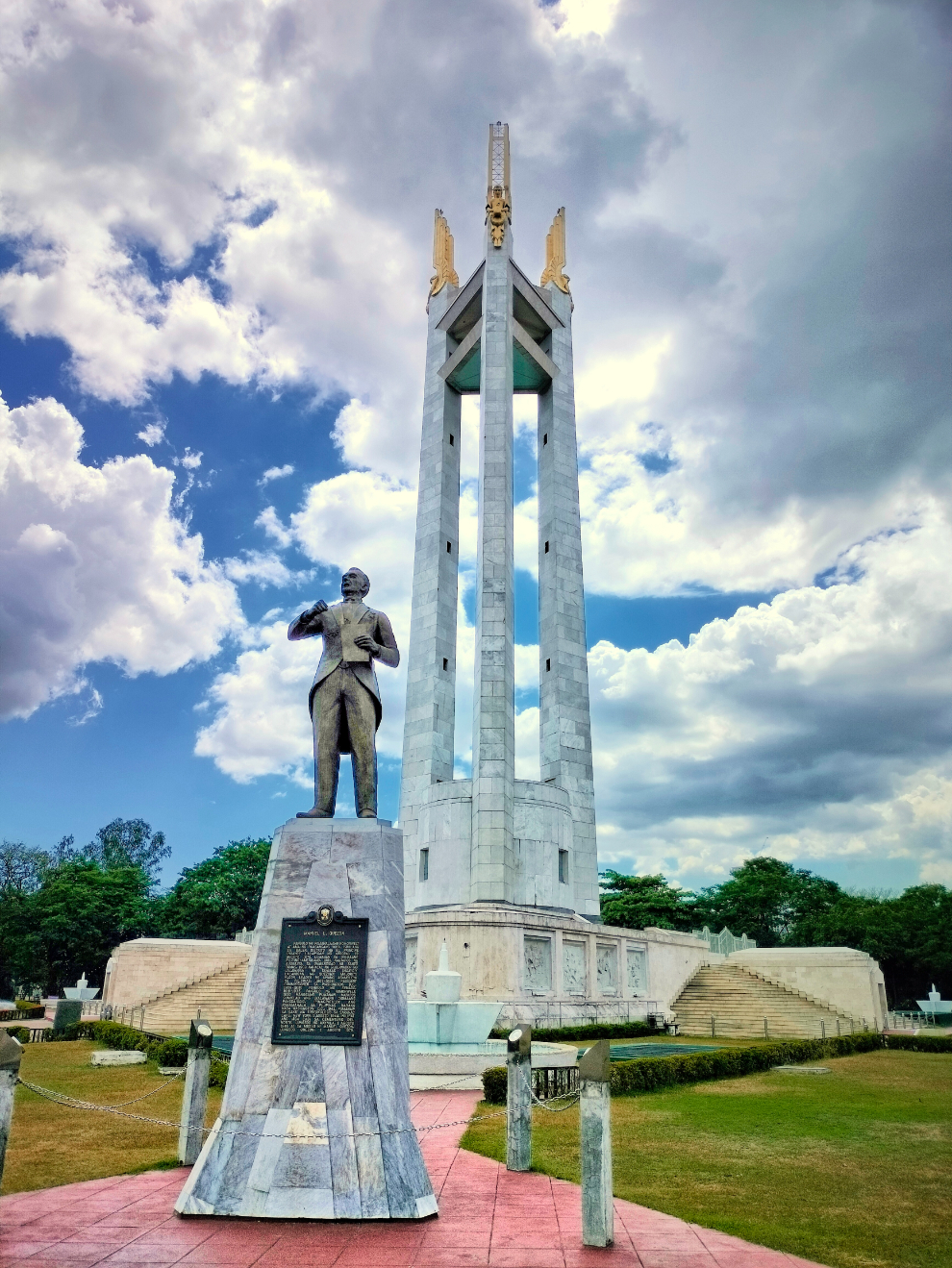 Quezon-Memorial-Circle-Shrine-02.jpg