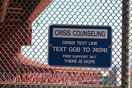 428px-Crisis_Counseling_at_Golden_Gate_Bridge.jpg