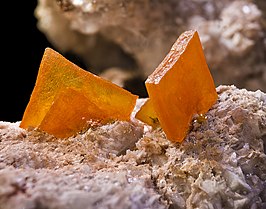 266px-Wulfenite_mexique.jpg